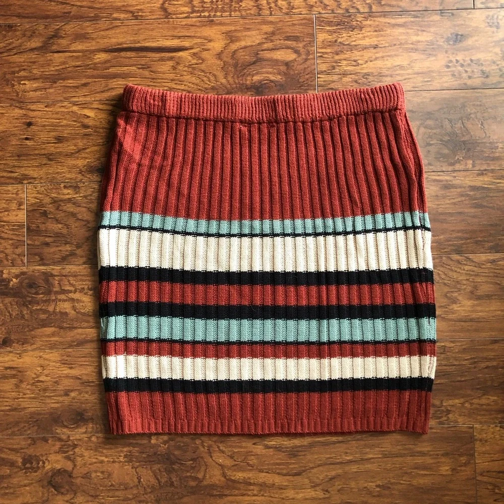 Colorblock Two-Piece Set - Picture 4 of 4